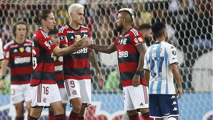 Filipe Luis y Vidal festejan en un partido de Flamengo contra Racing.