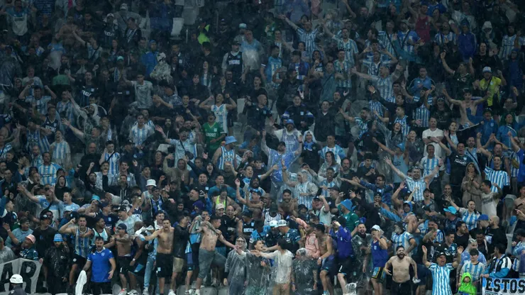 Corinthians y Racing igualaron en un polémico partido.