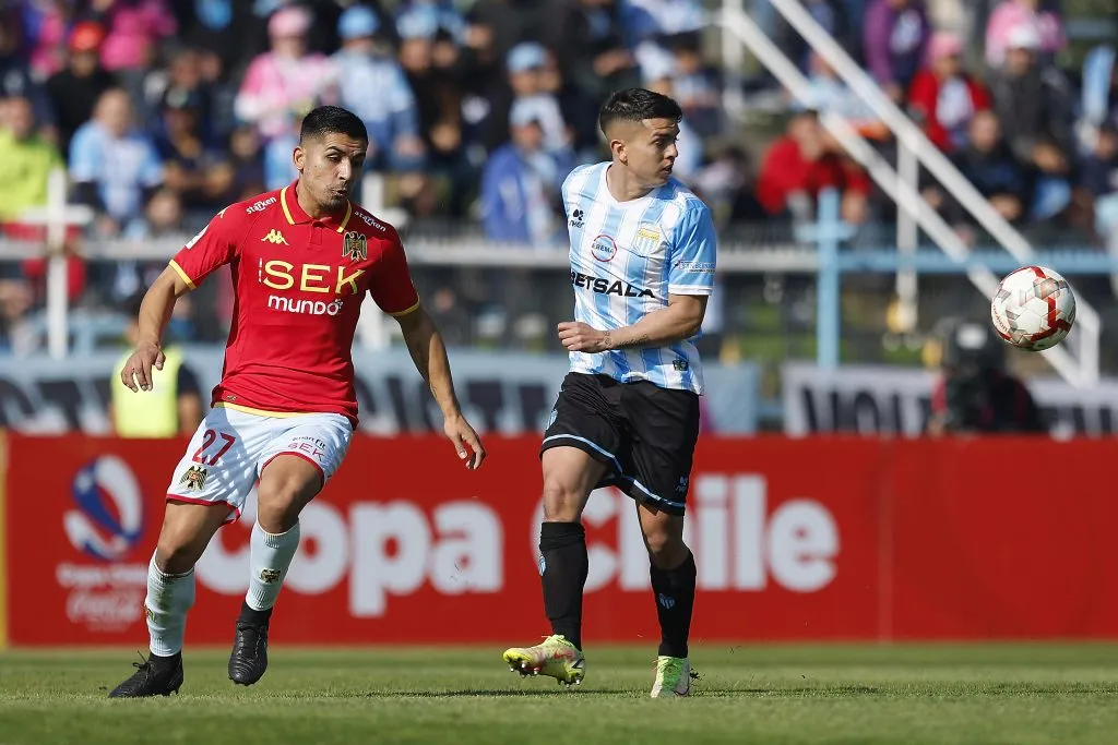 Julián Alfaro es una de las figuras de Magallanes. Foto: Pepe Alvujar/Photosport