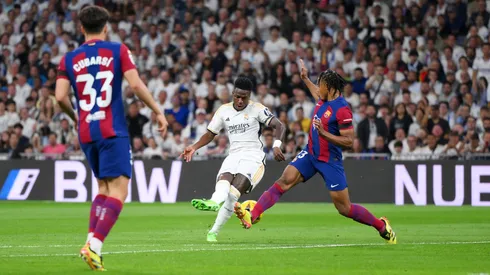 Vinícius Junior remata ante la marca de Jules Koundé, en el último Clásico español (Real Madrid vs Barcelona), disputado en el Santiago Bernabéu el 21 de abril de 2024.