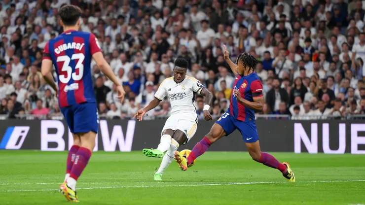 Vinícius Junior remata ante la marca de Jules Koundé, en el último Clásico español (Real Madrid vs Barcelona), disputado en el Santiago Bernabéu el 21 de abril de 2024.