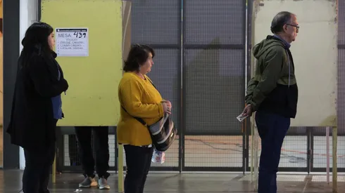 Adultos mayores esperando para votar