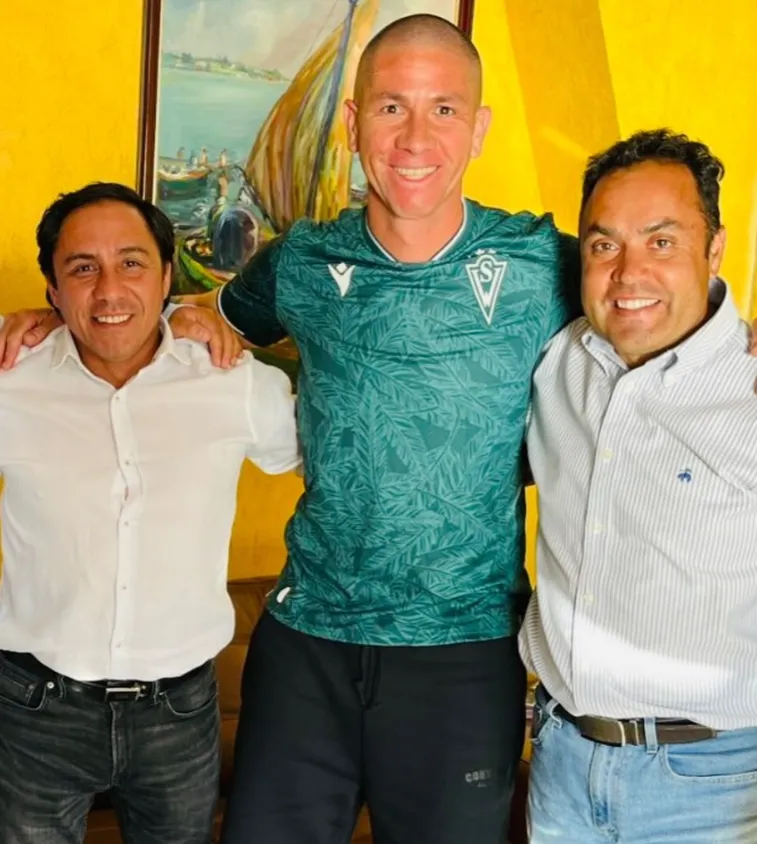 Alejandro Alegría (izq) negoció la llegada de Danilo Ortiz a Wanderers. A la derecha está Andrés Sánchez. (Captura Instagram Late Sports Management).