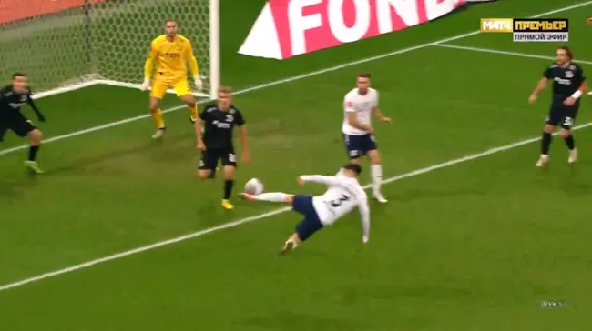 Otra imagen del golazo de Thomas Galdames. (Captura).