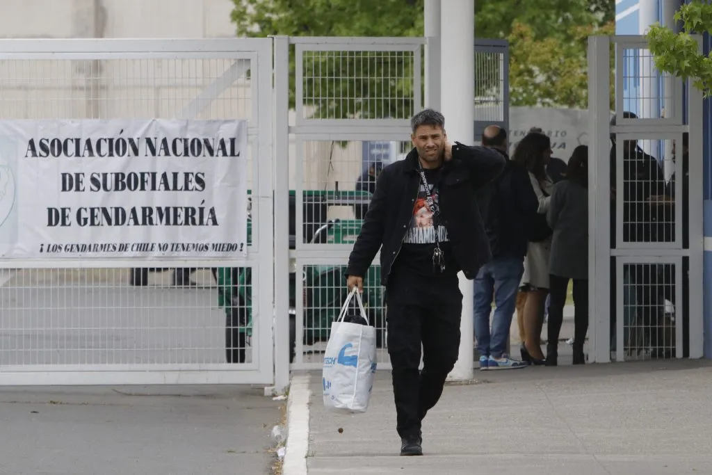 Su hermano Claudio Valdivia llevándole ropa en Rancagua /Aton Chile