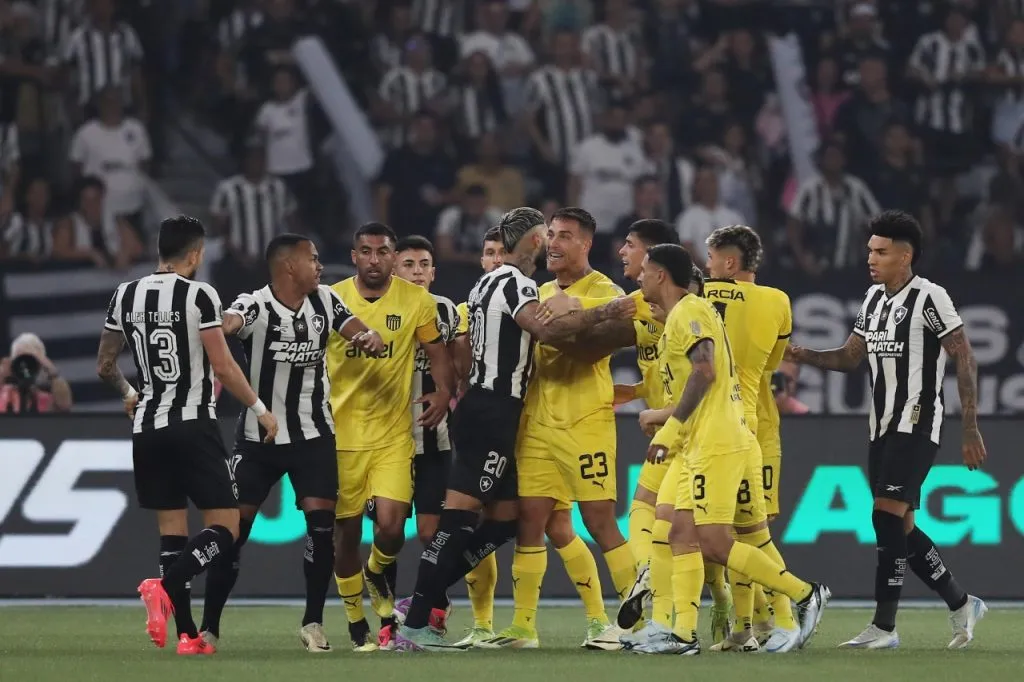 Botafogo y Peñarol protagonizan partido caliente en Copa Libertadores (Getty Images)