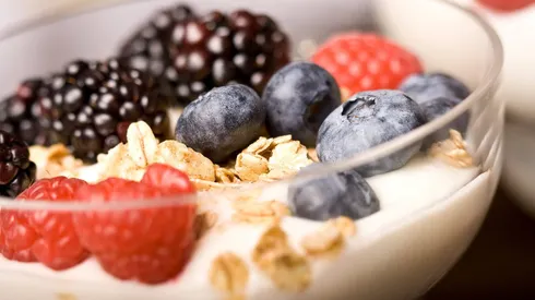 Yogurt con frutas y granola