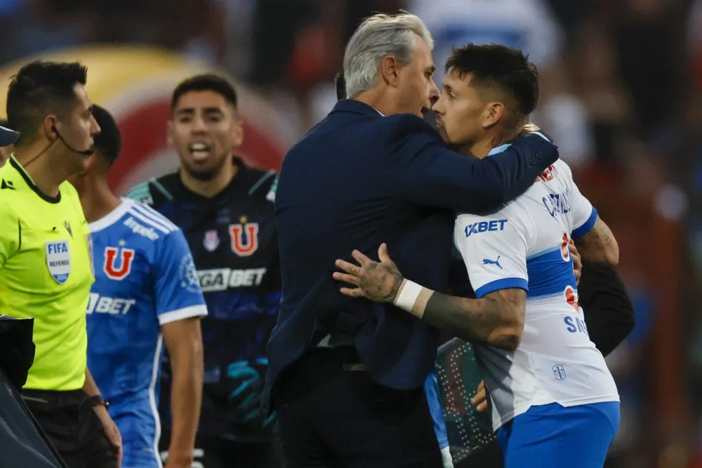 Tiago Nunes controla a Nico Castillo tras el Clásico Universitario. (Andrés Piña/Photosport).