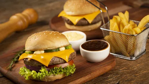 Hamburguesa y papas fritas