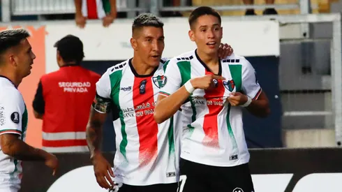 Iván Román (a la derecha) celebra un gol con Palestino