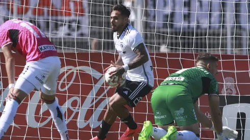 Colo Colo le dio vuelta el partido a Palestino y muchos hinchas de la U acusaron el paso del hombre del maletín.