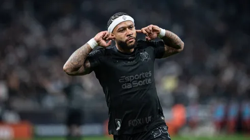 Memphis Depay en el partido entre Corinthians y Athletico Paranaense, en la fecha 30 del Brasileirão.