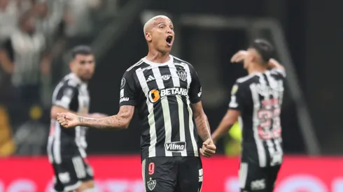 Deyverson se robó las miradas ante River e hizo payasadas.