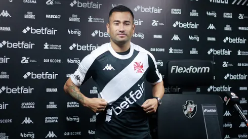 Edmundo hace pebre a Jean Meneses.