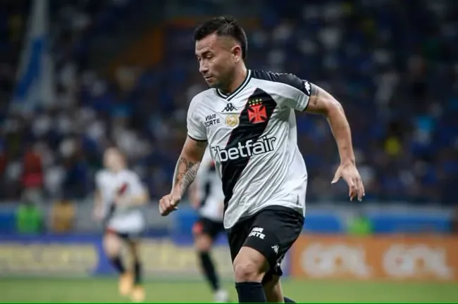 Duro palo a Jean Meneses en Brasil.