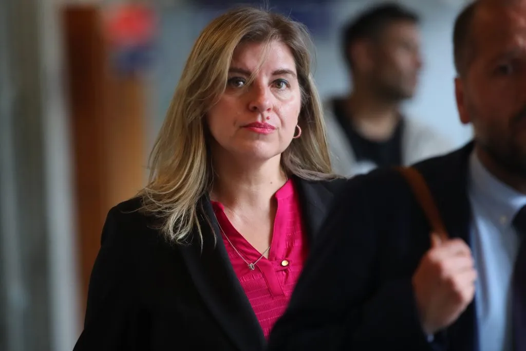 Erika Maira, antes de la audiencia de formalización del ex seleccionado nacional Jorge Valdivia. Foto: Jonnathan Oyarzun/Aton Chile