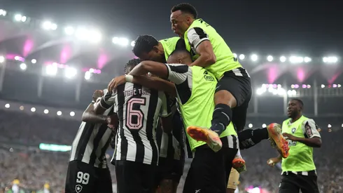 Los jugadores de Botafogo celebran el gol de Tiquinho Soares ante Cruciúma en el Brasileirão.