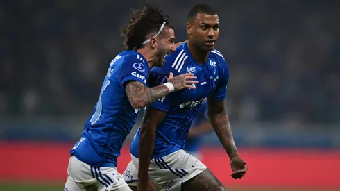 Lautaro Díaz y Walace festejan el gol de Cruzeiro contra Boca Juniors, en la Copa CONMEBOL Sudamericana 2024.