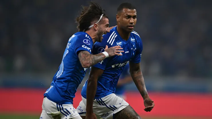 Lautaro Díaz y Walace festejan el gol de Cruzeiro contra Boca Juniors, en la Copa CONMEBOL Sudamericana 2024.