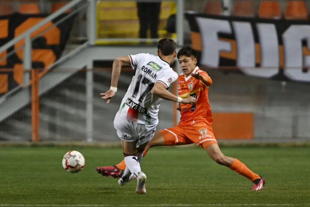 Iván Román en acción por Palestino: suma 1.753 minutos en el Campeonato Nacional 2024. (Pedro Tapia/Photosport).