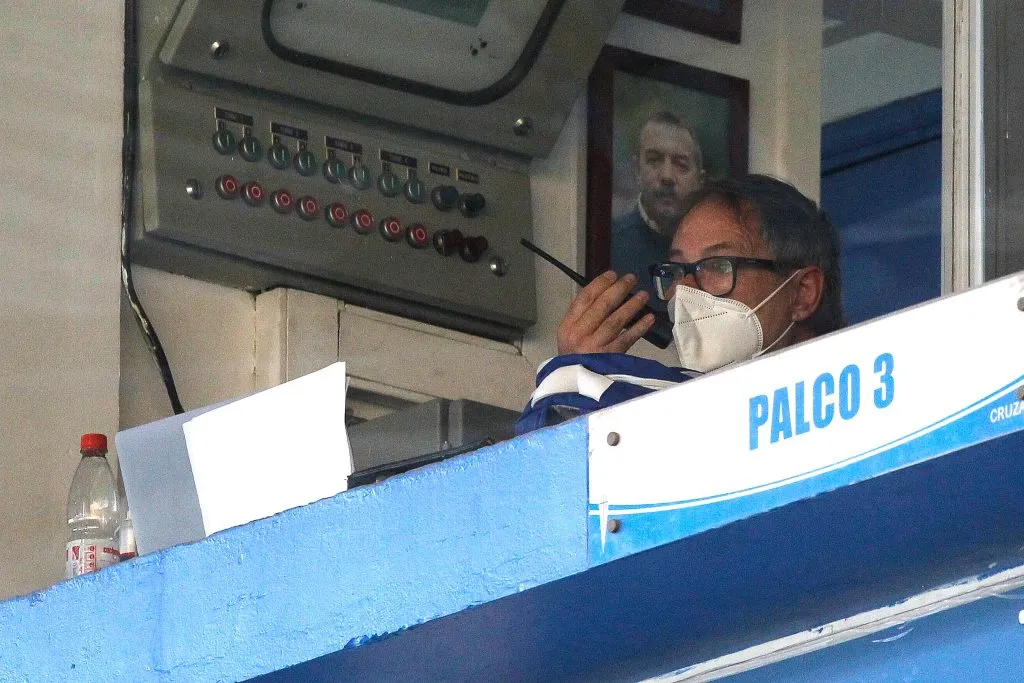 Ariel Holan con un intercomunicador en la cabina de San Carlos de Apoquindo. (Jonnathan Oyarzun/Photosport).