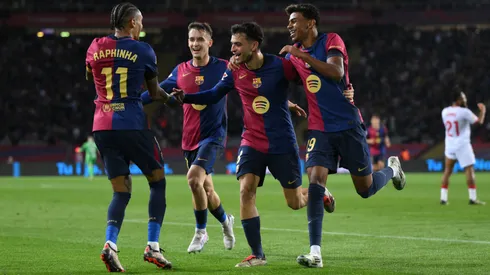 Raphinha, Marc Casadó, Pedri y Lamine Yamal festejan uno de los goles de Barcelona ante Sevilla en LaLiga 2024/25.