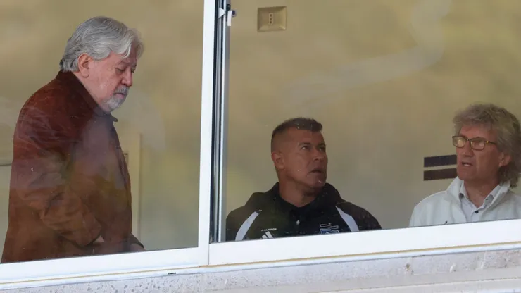 Jorge Almirón vio el partido de Colo Colo con Huachipato desde una caseta.