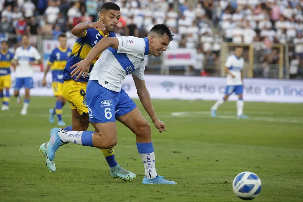Nehuén Paz en acción por la UC. (Jonnathan Oyarzun/Photosport).