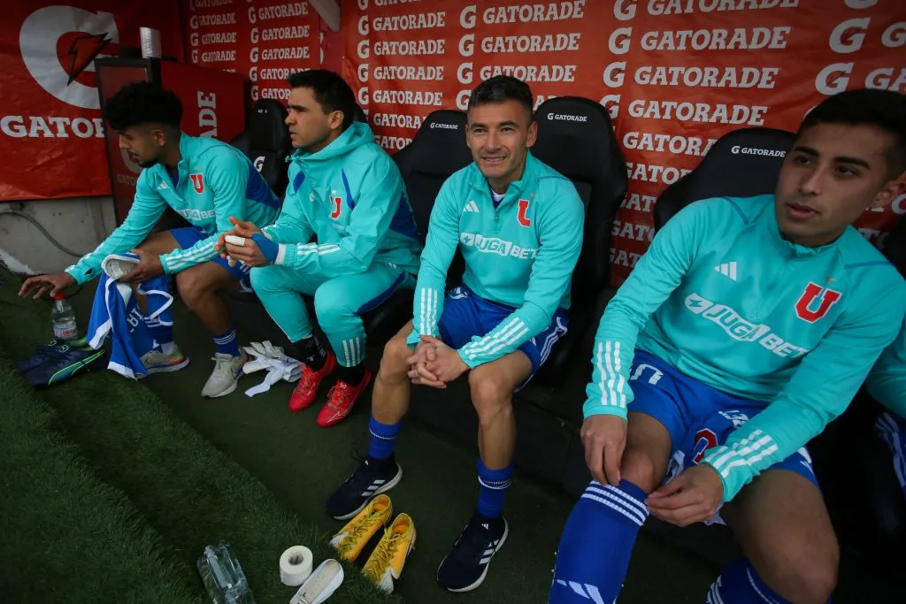 Charles Aránguiz y Lucas Assadi en el banco de Universidad de Chile. (Jonnathan Oyarzun/Photosport).