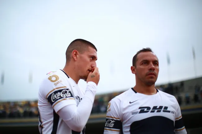 Nico Castillo y Marcelo Díaz en el fútbol mexicano. (Héctor Vivas/Getty Images).