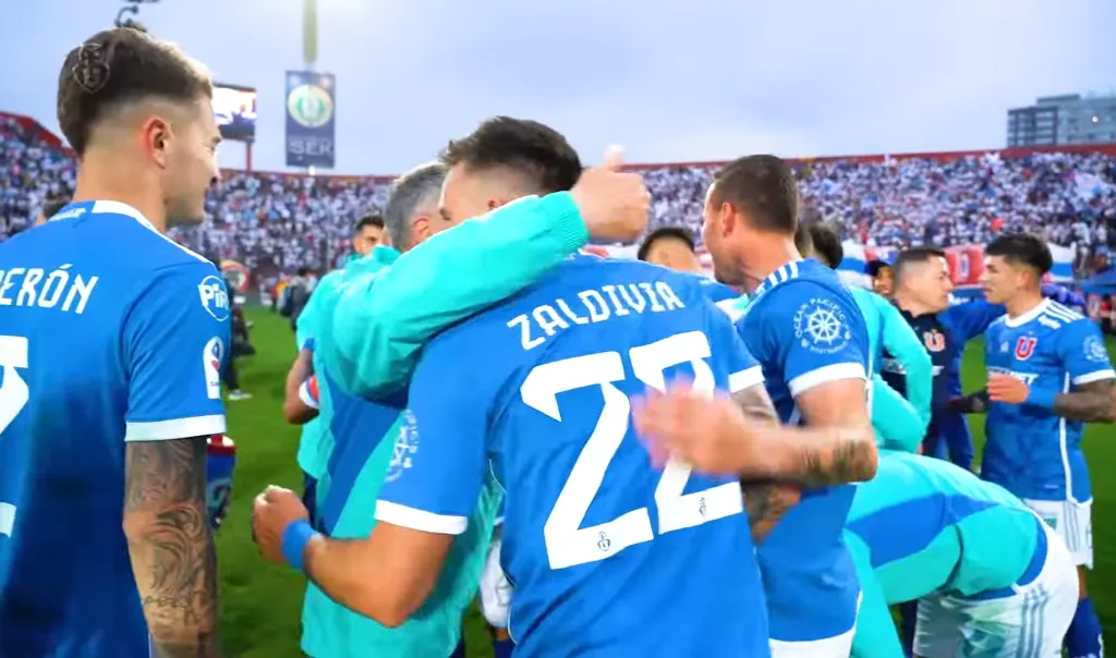 El esperado abrazo entre Gustavo Álvarez y Matías Zaldivia. (Captura YouTube U de Chile).