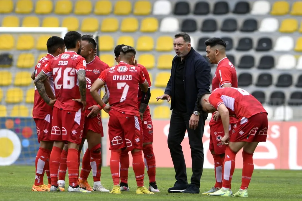 Caputto cuando fue DT de Ñublense. En Chillán tuvo una polémica con Jaime García y no pudo ganarse el cariño de los hinchas. (Alejandro Pizarro Ubilla/Photosport).