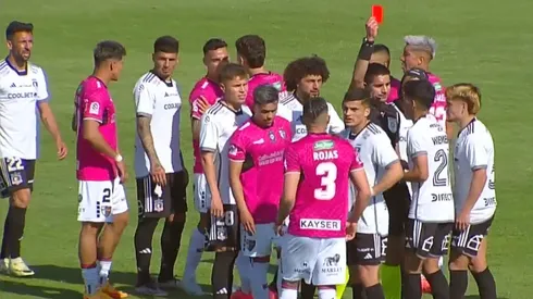 Palestino informa grave lesión de jugador tras jugada que terminó con la expulsión de Wiemberg.