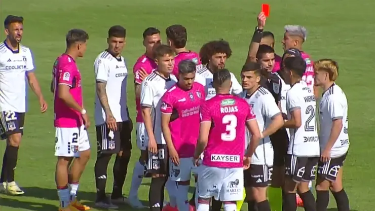 Palestino informa grave lesión de jugador tras jugada que terminó con la expulsión de Wiemberg.