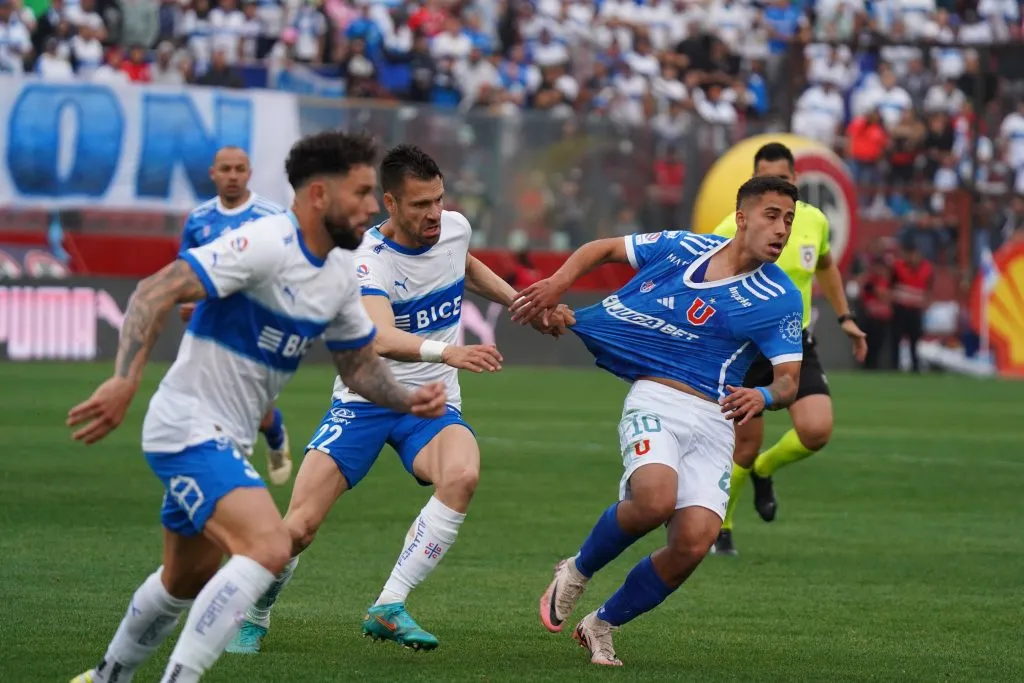 Otra imagen del agarrón de Kagelmacher ante Assadi. El “10” de la U cambió el partido con su entrada. (Cristian Cona | Emisora Bullanguera).