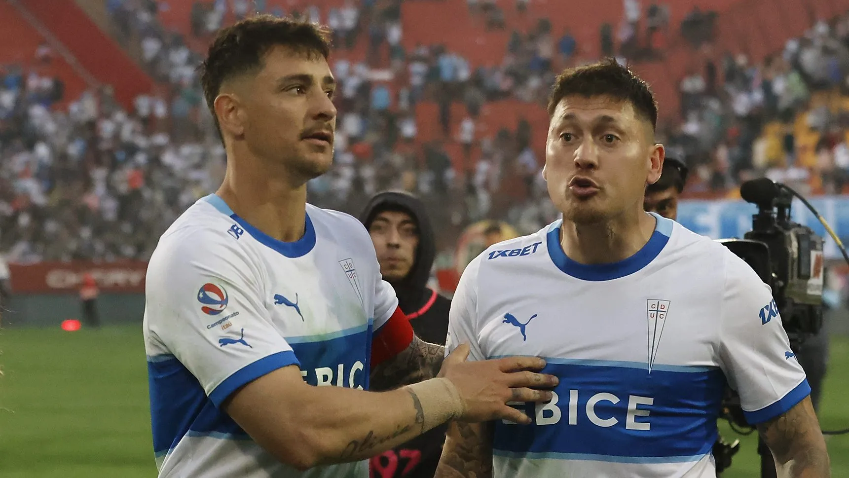 Zampedri frena a Castillo tras el Clásico Universitario. (Pepe Alvújar/Photosport).