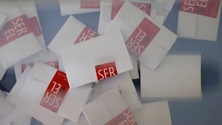 Votos dentro de una urna.