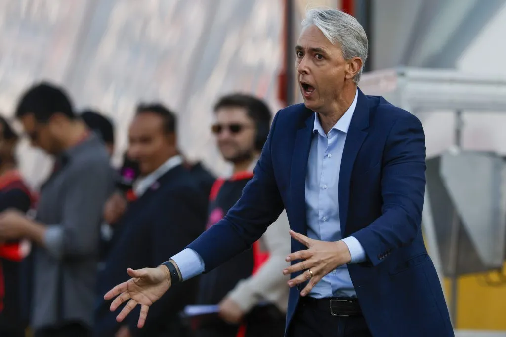 Tiago Nunes no está tranquilo en Católica.