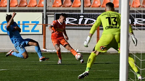 Cristian Insaurralde manda el centro en el enfrentamiento entre Cobreloa y Deportes Iquique en la primera ronda del Campeonato Nacional 2024.