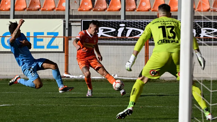 Cristian Insaurralde manda el centro en el enfrentamiento entre Cobreloa y Deportes Iquique en la primera ronda del Campeonato Nacional 2024.