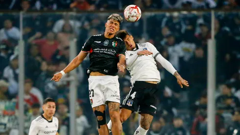 Alan Saldivia y Junior Marabel disputan el balón en el aire en el último partido entre Colo Colo y Palestino, en la fecha 13 del Campeonato Nacional.