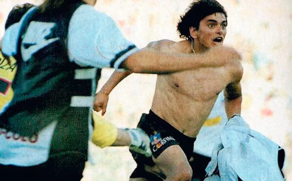 Murci Rojas celebra el gol que sacó campeón a Colo Colo en el Monumental en 1998