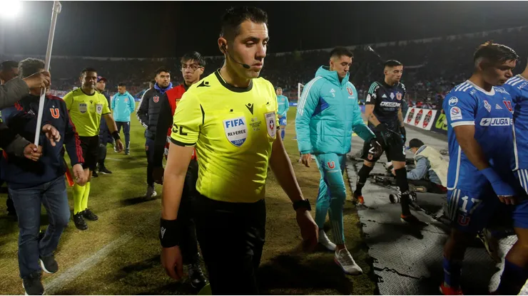 Cristián Garay volverá a dirigir el Clásico Universitario.