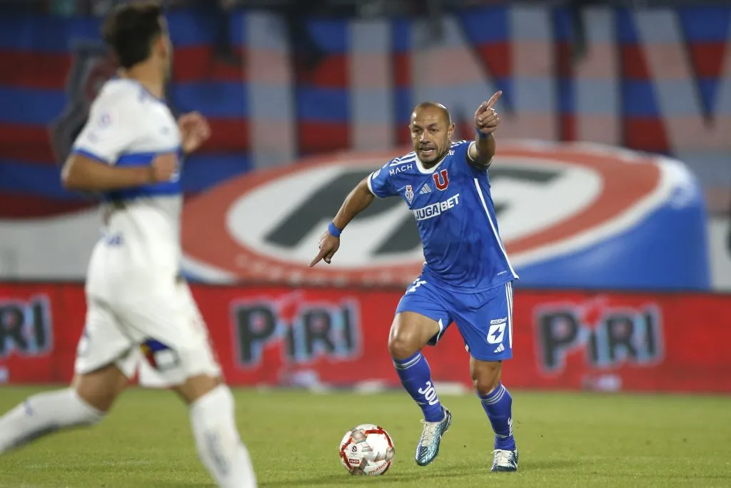 Marcelo Díaz en el Clásico Universitario de la primera rueda que se resolvió con una chilena de Fernando Zampedri. (Jonnathan Oyarzun/Photosport).