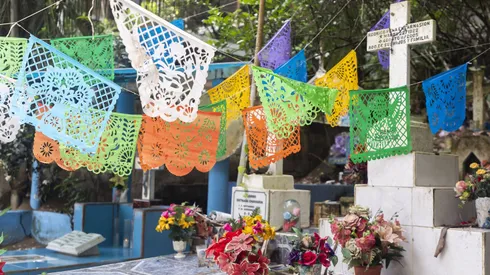 Vista del cementerio Playa De Los Muertos, un cementerio tradicional de pueblo mexicano.