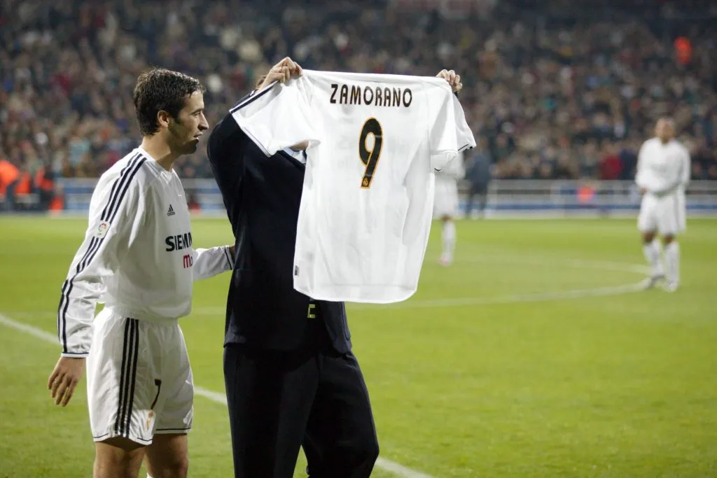 Iván Zamorano ha recibido muchos homenajes por su gran paso en el Real Madrid, donde compartió con el icónico Raúl González Blanco. (Foto: Imago).