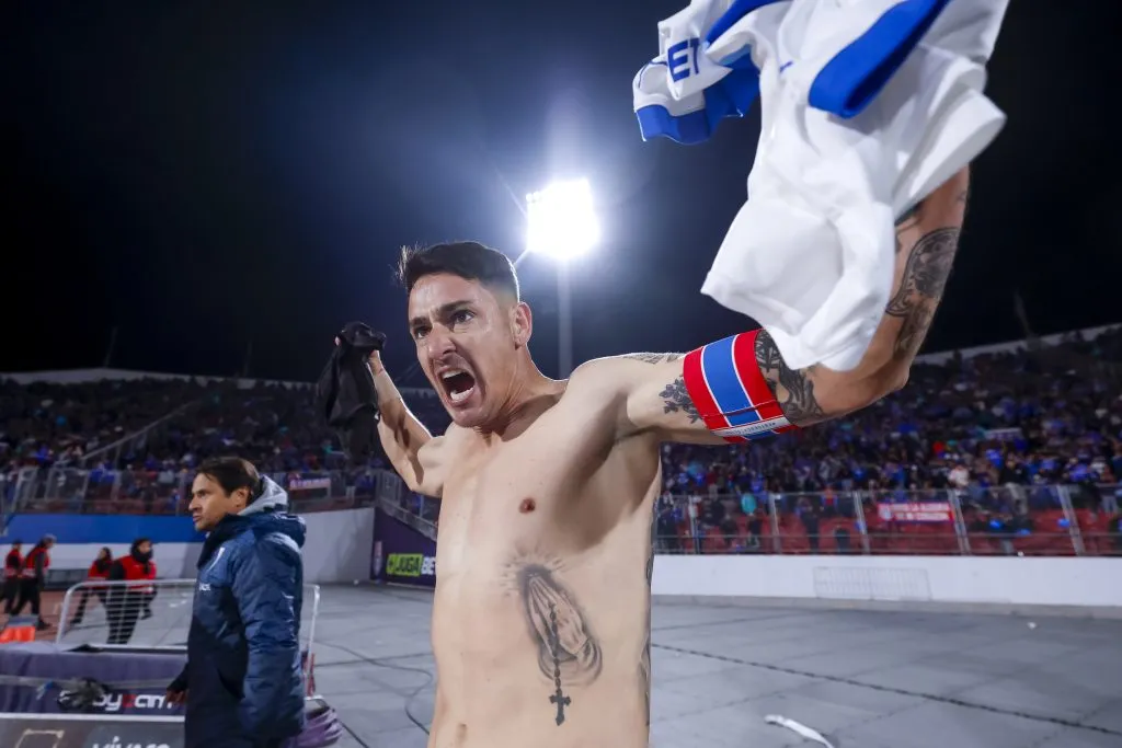 Fernando Zampedri festejó así su chilena ante la U en la primera rueda. (Pepe Alvújar/Photosport).