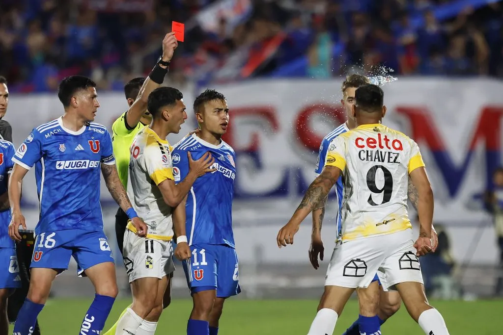 El árbitro del partido expulsó a Franco Calderón y Andrés Chávez. Foto: Pepe Alvujar/Photosport