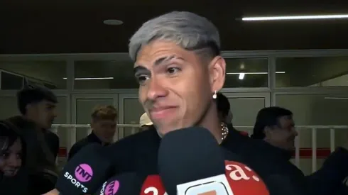 Carlitos alega que fue injusto, pero se olvida y celebra el triunfo de Colo Colo.