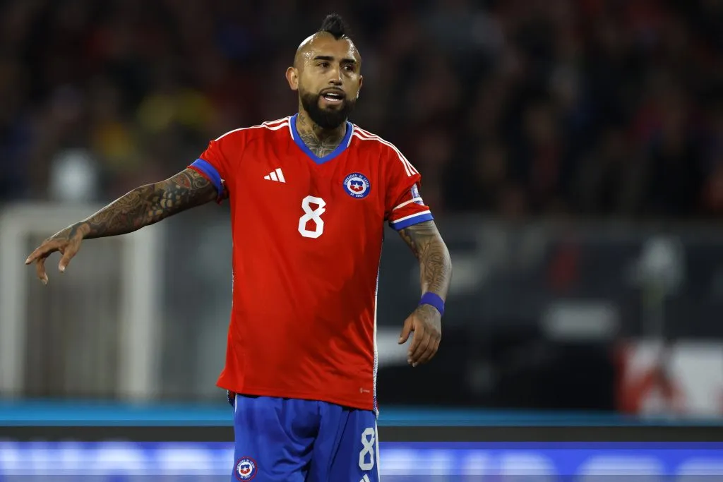 Arturo Vidal en acción por la Roja, precisamente contra Colombia: ese día salió lesionado gravemente y terminó en el quirófano. (Andrés Piña/Photosport).